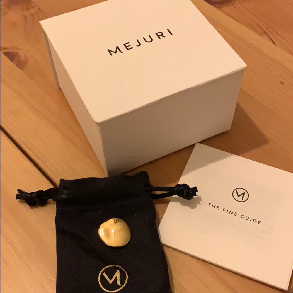 Mejuri oval pendant